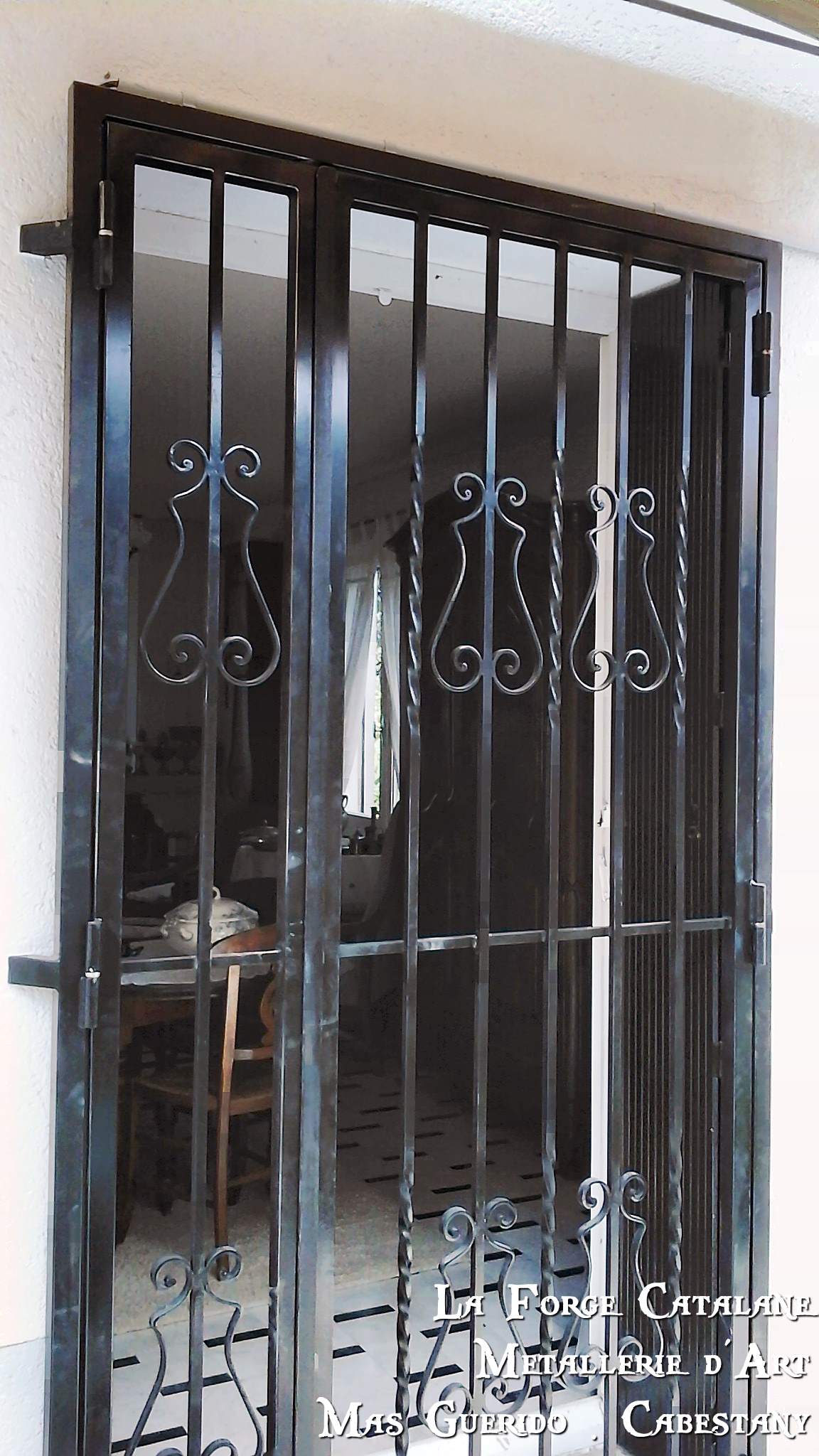 grille articulee 2 vantaux volutes et torsades fer Forge Catalane Cabestany.jpg